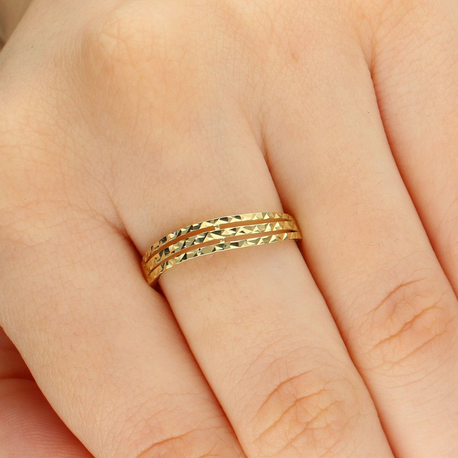 Złoty Pierścionek Damski Próby 375 - Trzyrzędowy Grawerowany.jpg